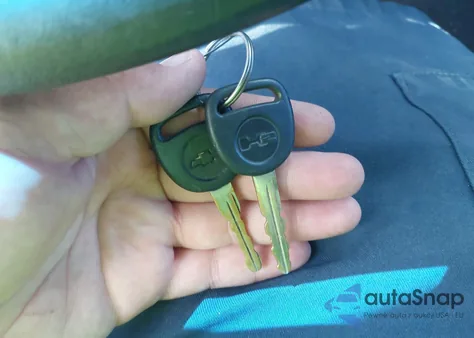 2001 Chevrolet Silverado 1500 z USA, uszkodzony, nr VIN 1GCEC14W61Z213999